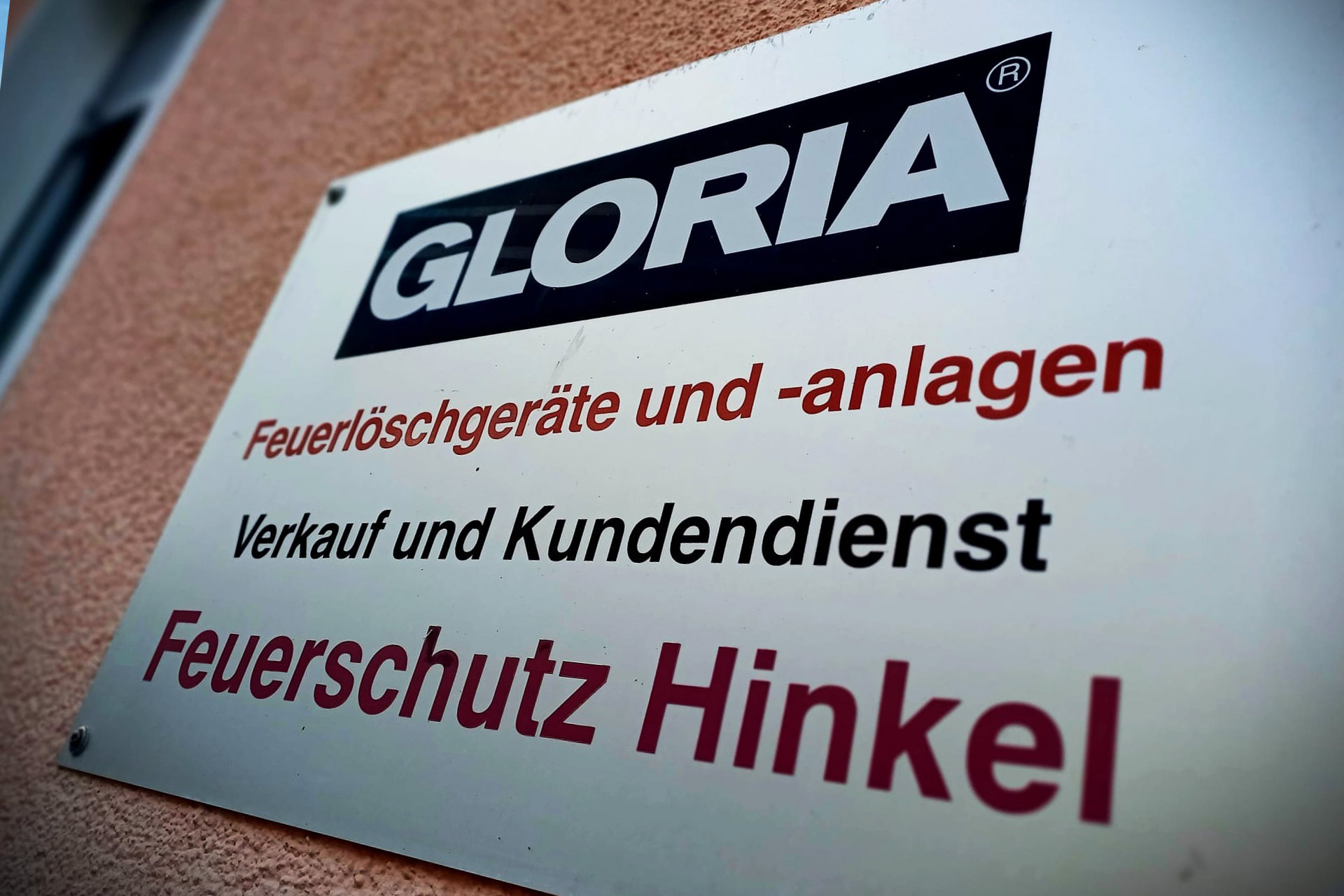 Feuerschutz Hinkel in Burg - Vorbeugender Brandschutz schützt Leben und Werte - GLORIA, Feuerlöschgeräte und -anlagen, Verkauf und Kundendienst, Schild, Beschilderung, Eingang